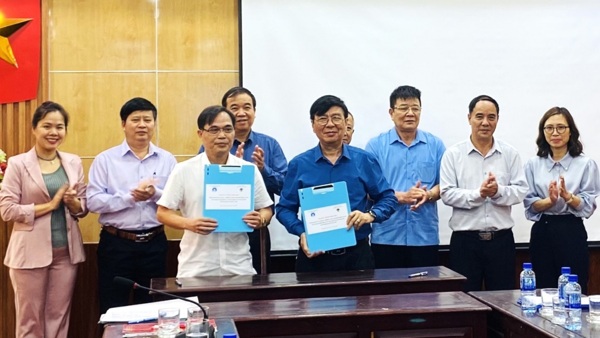 Hai bên tiến hành kí kết