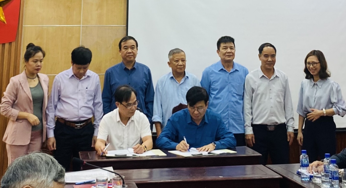 Hai bên tiến hành kí kết