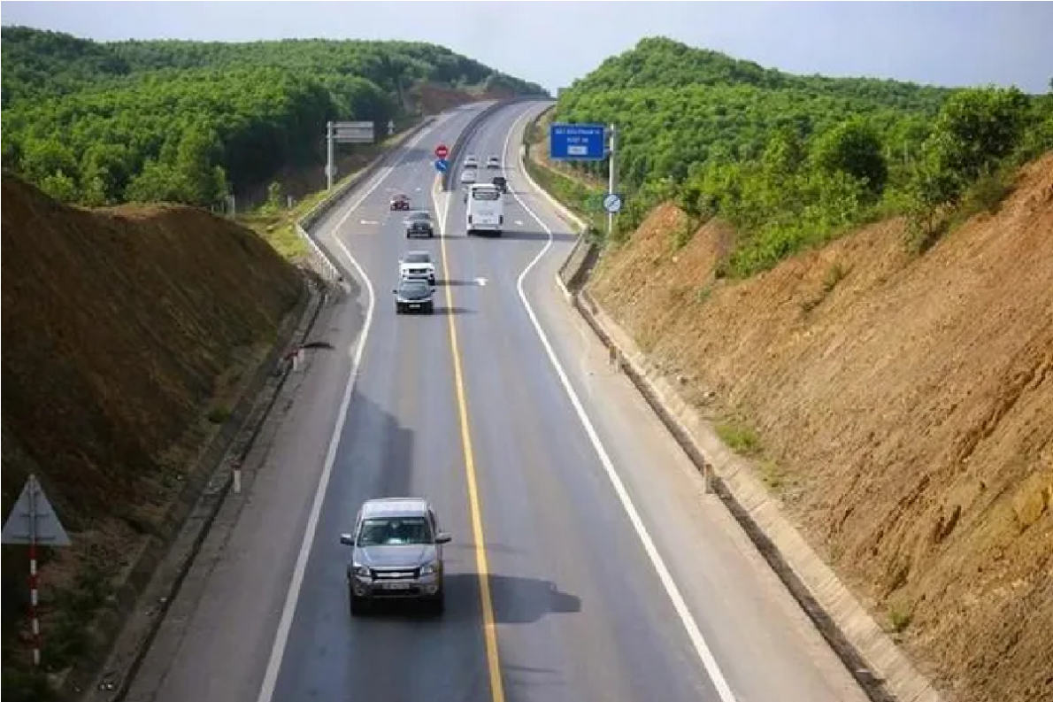 Cấm xe tải nặng trên 30 tấn và xe khách 30 chỗ trở lên vào cao tốc Cam Lộ - La Sơn từ ngày 4/4