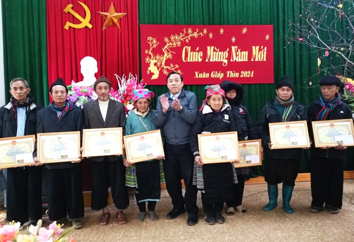 Mừng thọ NCT huyện Trạm Tấu, tỉnh Yên Bái nhân dịp Xuân mới Giáp Thìn 2024