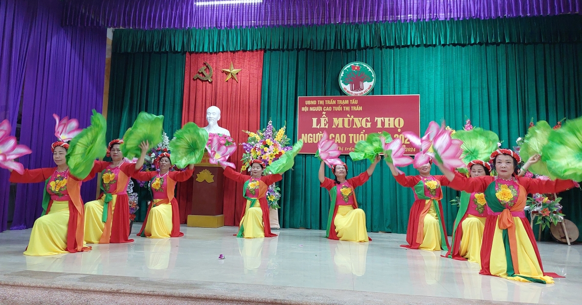 Tiết mục văn nghệ của NCT huyện Trạm Tấu, tỉnh Yên Bái