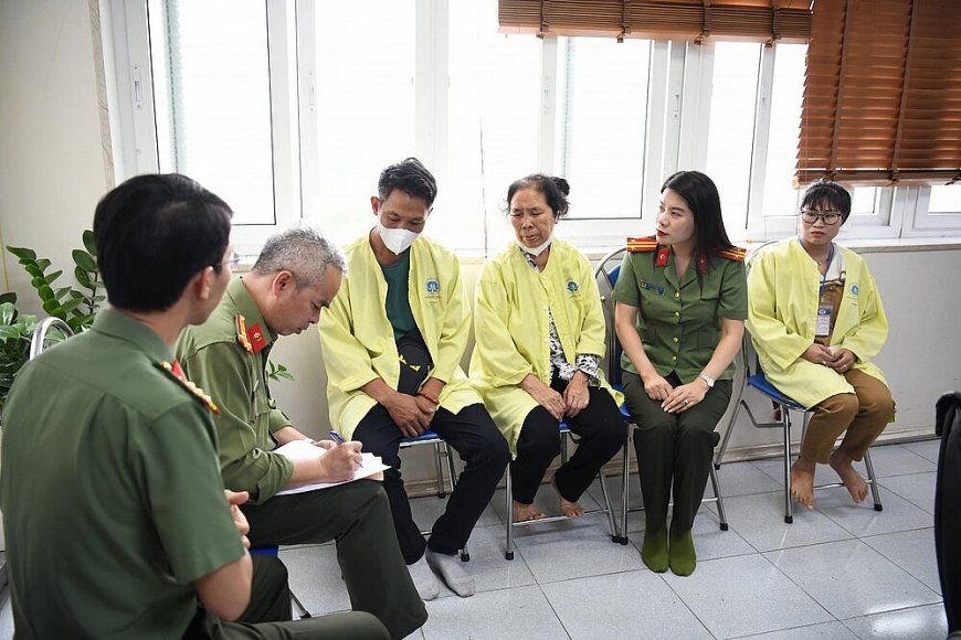 Công an quận Long Biên đã khởi tố vụ án về tội cố ý gây thương tích.