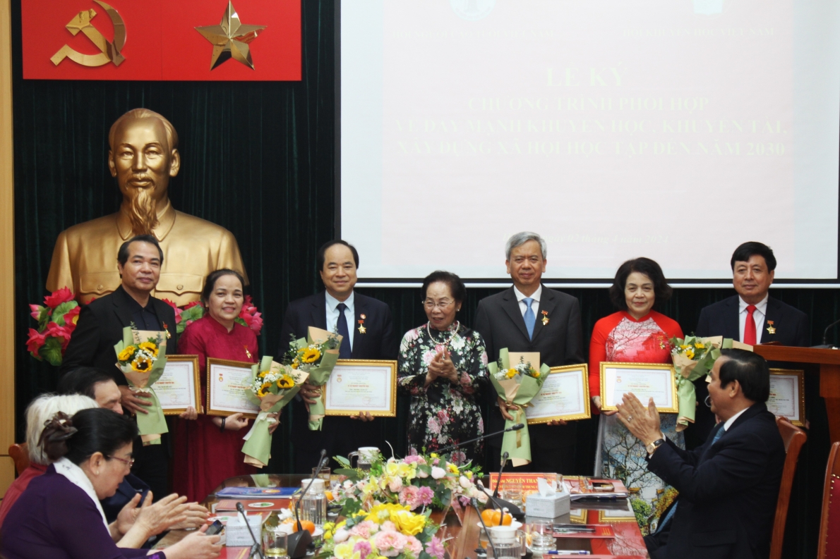 Chủ tịch Hội Khuyến học Việt Nam Nguyễn Thị Doan trao tặng Kỉ niệm chương vì sự nghiệp khuyến học cho các cá nhân xuất sắc