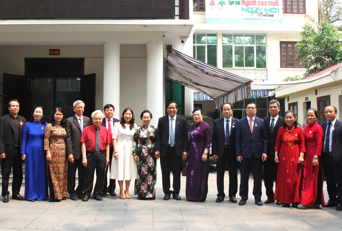 Các đại biểu chụp ảnh lưu niệm