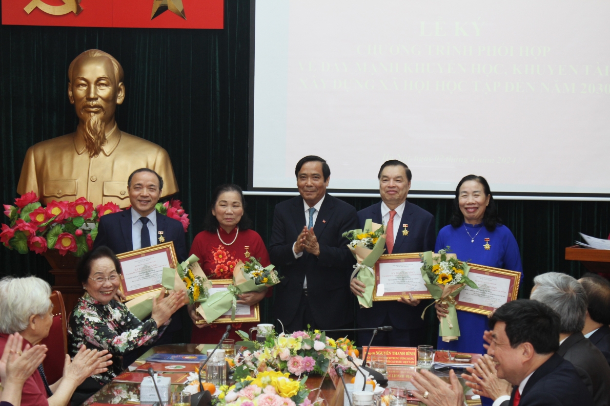 Chủ tịch Nguyễn Thanh Bình trao tặng Kỉ niệm chương vì sự nghiệp bảo vệ, chăm sóc và phát huy vai trò NCT Việt Nam cho các cá nhân xuất sắc