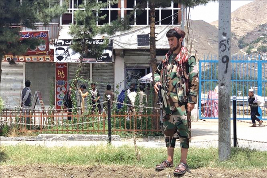 Lực lượng Taliban gác tại hiện trường một vụ tấn công ở Faizabad, tỉnh Badakhshan (Afghanistan).jpg