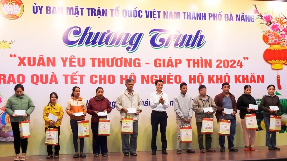 Tặng quà NCT hoàn cảnh khó khăn TP Đà Nẵng nhân dịp Xuân mới Giáp Thìn 2024