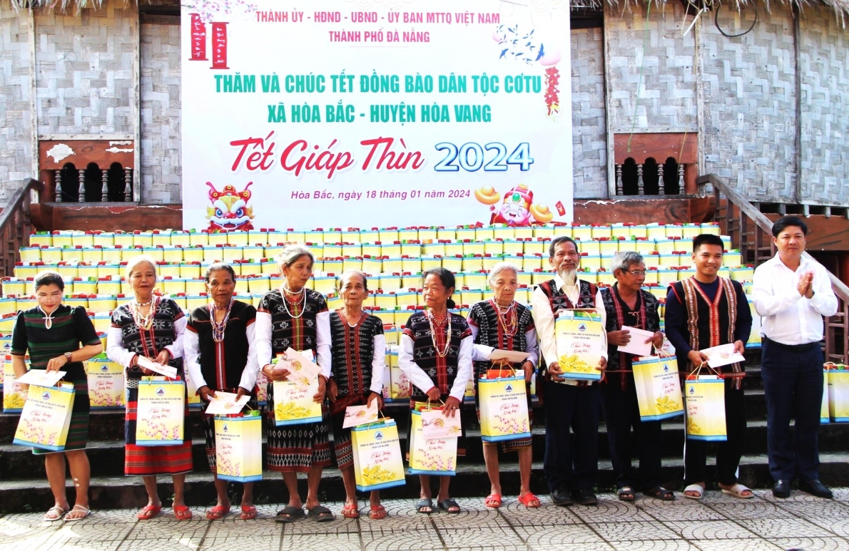 Lãnh đạo TP Đà Nẵng tặng quà đồng bào dân tộc thiểu số