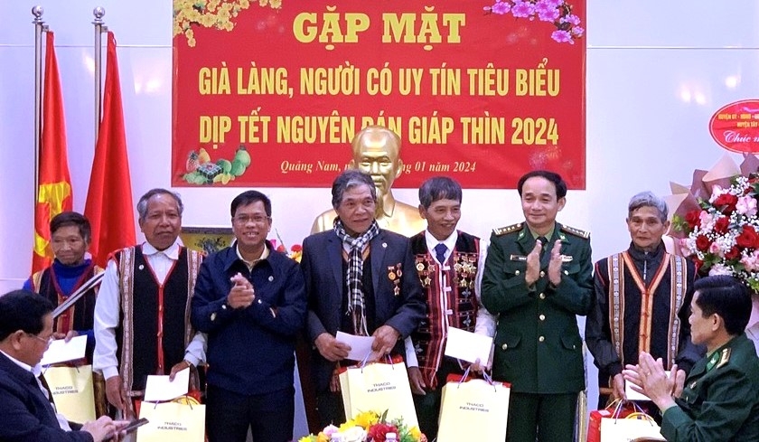 Bộ đội Biên phòng tỉnh Quảng Nam gặp mặt, tặng quà các già làng, trưởng bản nhân dịp đón Xuân mới Giáp Thìn 2024