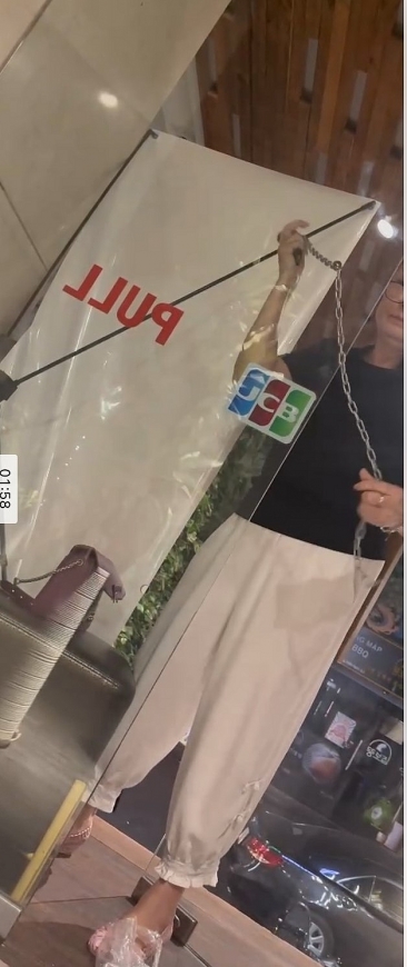 Nhà bà Hoàng Phi đang thuê để kinh doanh vô cớ bị khóa cửa.