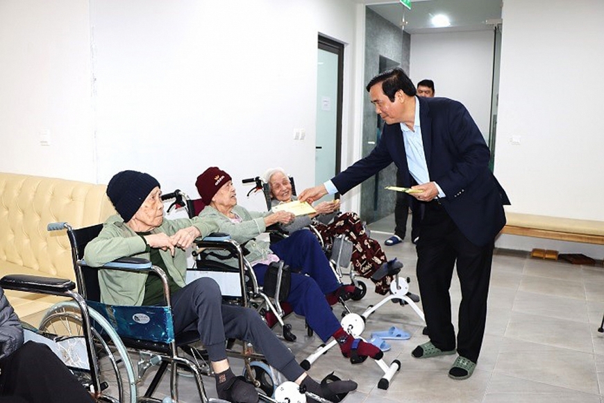 hủ tịch Hội NCT Việt Nam Nguyễn Thanh Bình tặng quà NCT đang được nuôi dưỡng, chăm sóc tại Viện Dưỡng lão JAVILINK Hà Nội