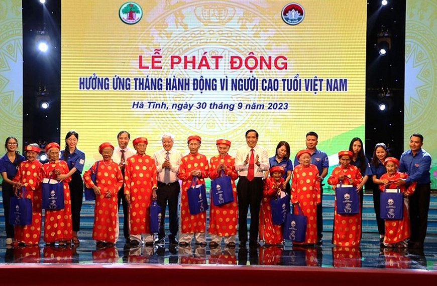 Chủ tịch Nguyễn Thanh Bình cùng lãnh đạo Ủy ban Trung ương MTTQ Việt Nam tặng quà các cụ cao niên