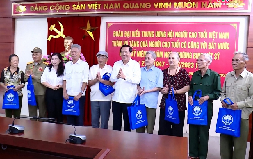 Chủ tịch Nguyễn Thanh Bình tặng quà NCT có công với cách mạng tại tỉnh Thanh Hóa.