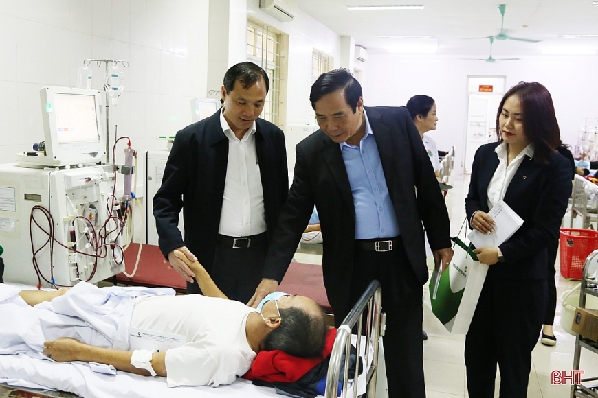 Chủ tịch Nguyễn Thanh Bình tặng quà NCT đang điều trị tại Bệnh viện Đa khoa tỉnh Hà Tĩnh.