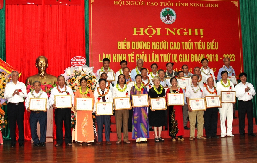 Lãnh đạo Trung ương Hội và Hội NCT tỉnh Ninh Bình trao Giấy chứng nhận tôn vinh NCT tiêu biểu làm kinh tế giỏi giai đoạn 2018-2023