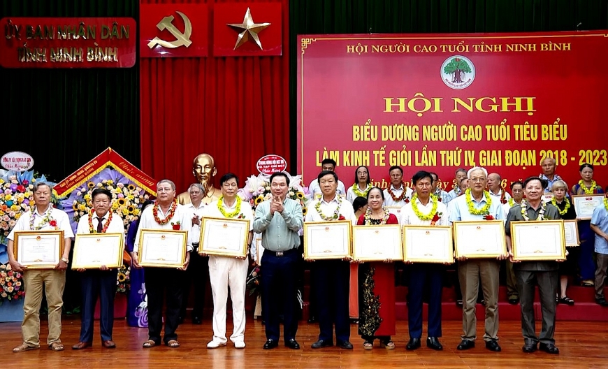 Nhiều NCT tiêu biểu làm kinh tế giỏi tỉnh Ninh Bình được khen thưởng