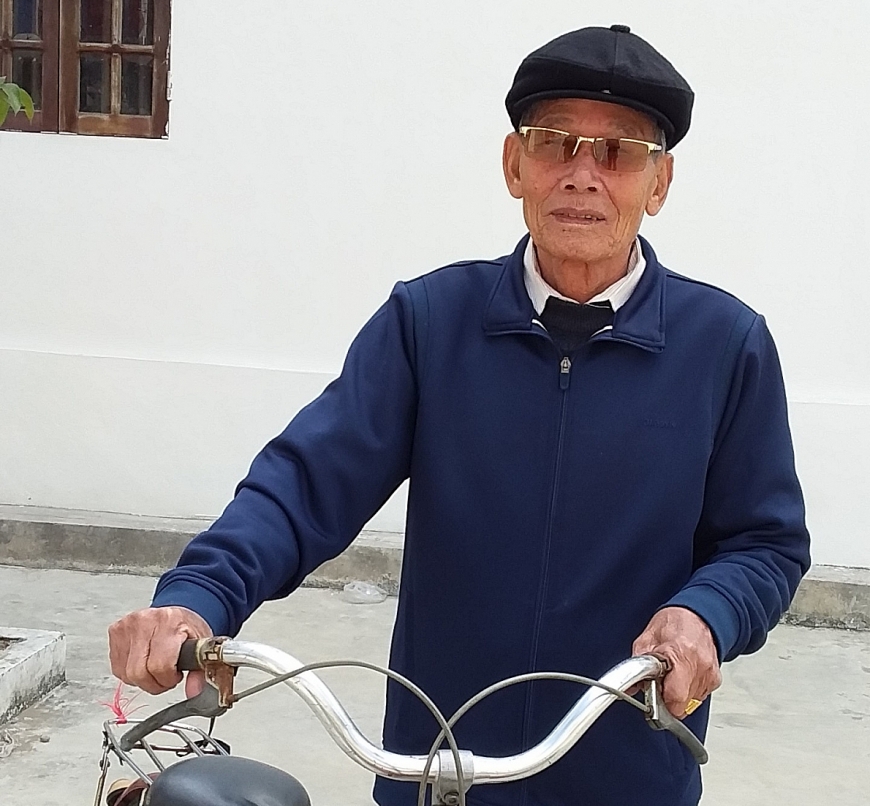 ông Phạm Hoàng Thân đi xuống các xóm tìm hiểu tình hình.