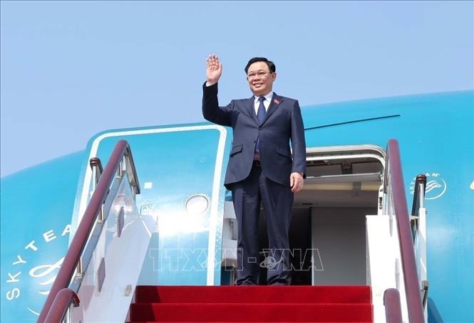 Chủ tịch Quốc hội Vương Đình Huệ đến Sân bay quốc tế Thượng Hải. 