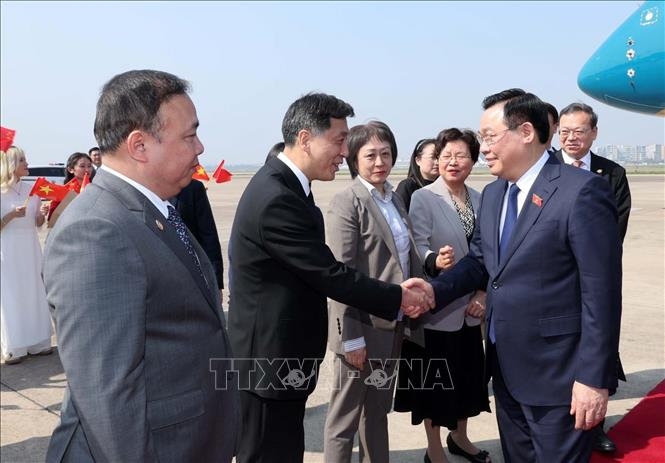 Lãnh đạo thành phố Thượng Hải đón Chủ tịch Quốc hội Vương Đình Huệ tại Sân bay quốc tế Thượng Hải. 