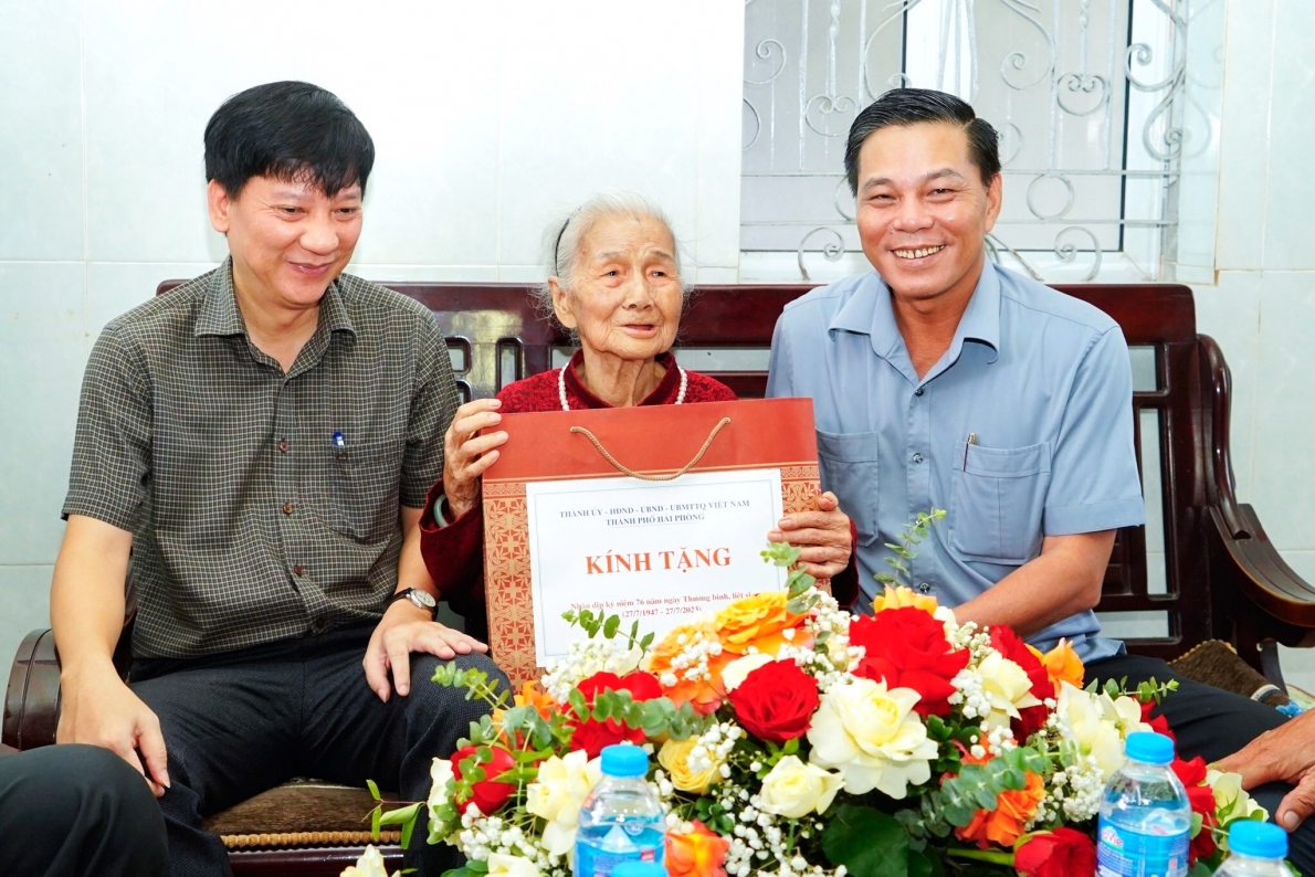 Lãnh đạo TP Hải Phòng tặng quà NCT quận Dương Kinh