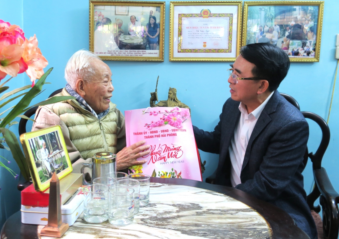 Lãnh đạo TP Hải Phòng tặng quà NCT quận Lê Chân
