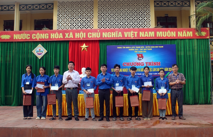 Gần 900 học sinh Thanh Hóa tham gia chương trình tư vấn hướng nghiệp