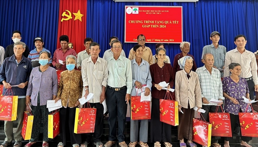 Huyện Hội NCT tổ chức tặng quà Tết cho NCT nghèo khó vùng sâu