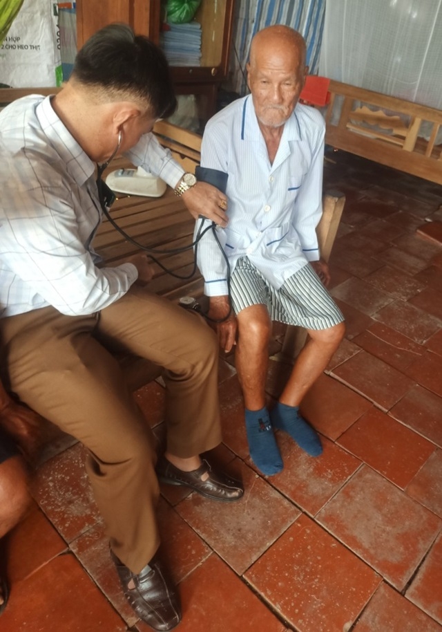Hội NCT xã Khánh Bình phối hợp với Trạm Y tế xã, khám sức khỏe tại nhà cho các cụ trên 100 tuổi.