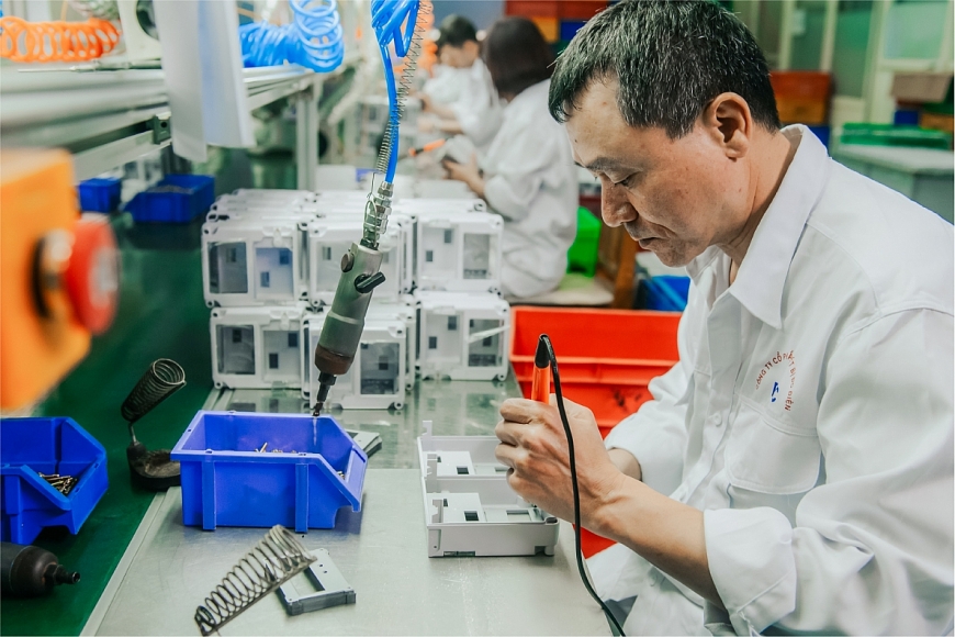 Hình ảnh một cán bộ tại nhà máy EMIC – Đơn vị thành viên của Tập đoàn GELEX