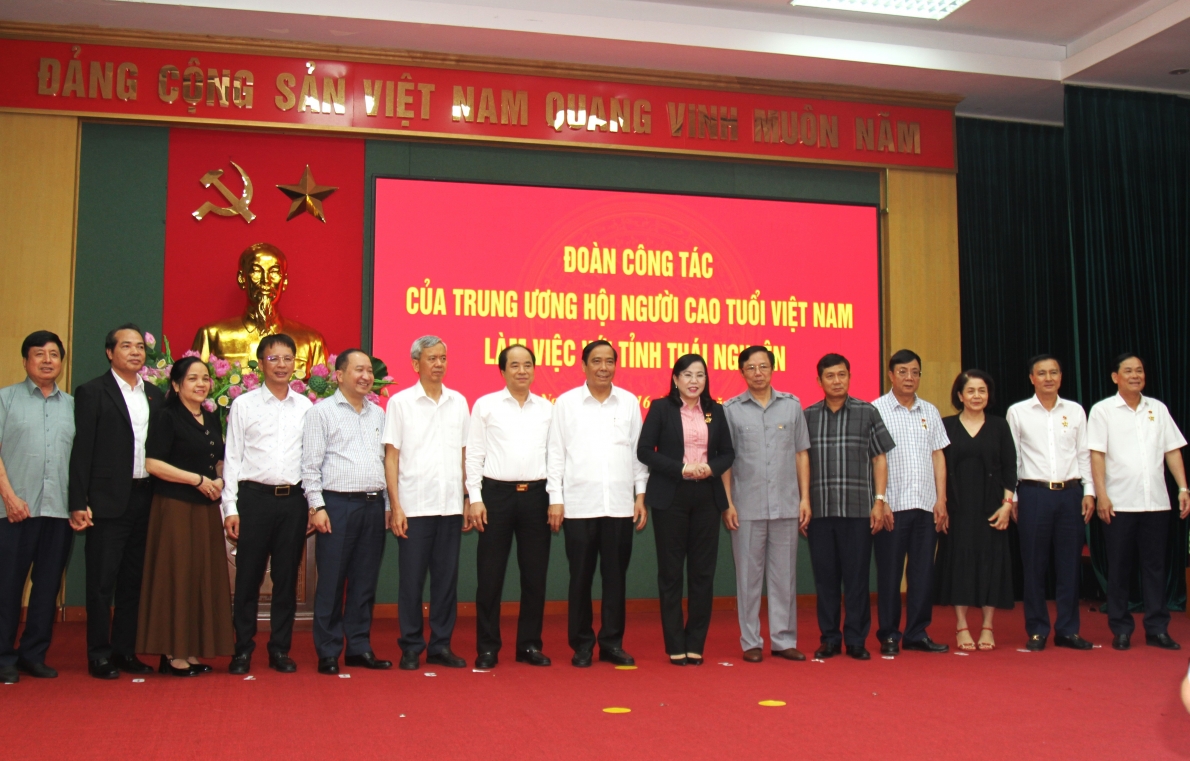Các đại biểu chụp ảnh lưu niệm