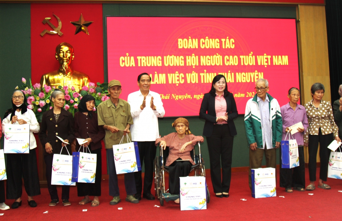 Chủ tịch Hội NCT Việt Nam Nguyễn Thanh Bình và Bí thư Tỉnh ủy Thái Nguyên Nguyễn Thanh Hải tặng quà NCT hoàn cảnh khó khăn