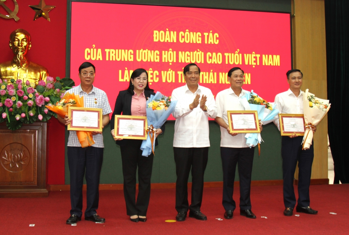 Chủ tịch Nguyễn Thanh Bình trao Kỉ niệm chương Vì sự nghiệp bảo vệ, chăm sóc và phát huy vai trò NCT cho các đồng chí lãnh đạo tỉnh có nhiều đóng góp