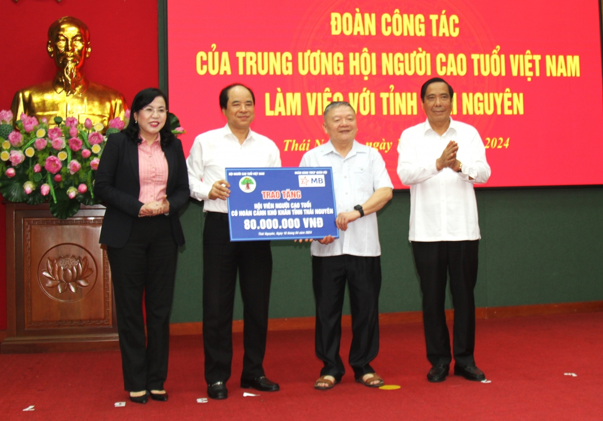 Chủ tịch Nguyễn Thanh Bình và Phó Chủ tịch Trương Xuân Cừ tặng quà NCT hoàn cảnh khó khăn tỉnh Thái Nguyên