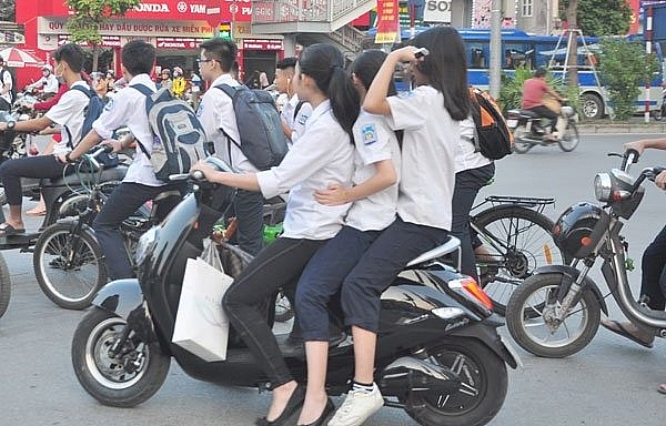 Học sinh đi xe đạp điện, xe máy điện làm sao để an toàn?