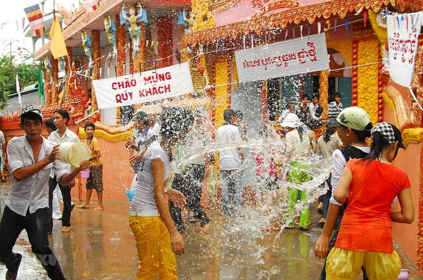 Trò chơi té nước trong lễ hội Chôl Chnăm Thmây Sóc Trăng.