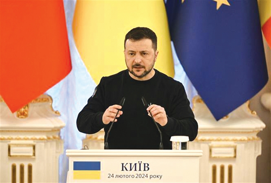 Tổng thống Ukraine Volodymyr Zelensky phát biểu tại cuộc họp báo ở Kiev