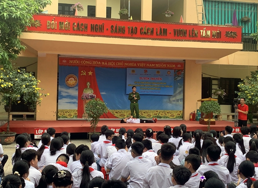 Tuyên truyền Luật giao thông, phòng ngừa tai nạn đuối nước cho học sinh