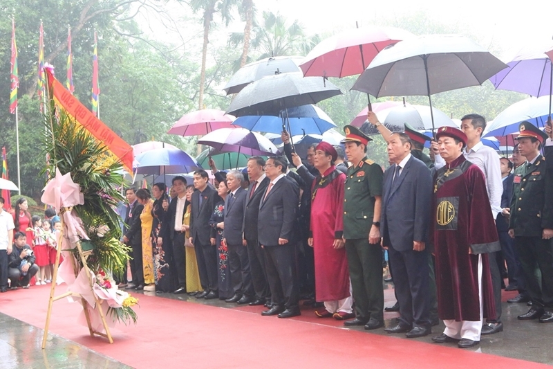 Các đồng chí lãnh đạo Đảng, Nhà nước cùng các đại biểu đặt vòng hoa tại Bức phù điêu có hình tượng Bác Hồ nói chuyện với cán bộ, chiến sĩ Đại đoàn quân Tiên Phong tại ngã năm Đền Giếng.  