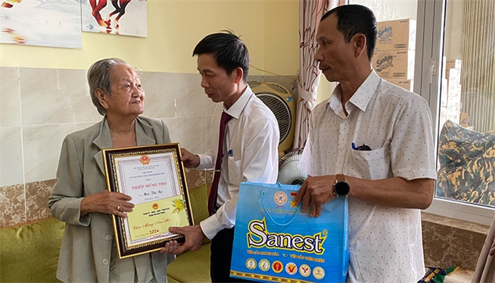 Tích cực tham gia các phong trào, góp phần xây dựng quê hương ngày càng giàu đẹp