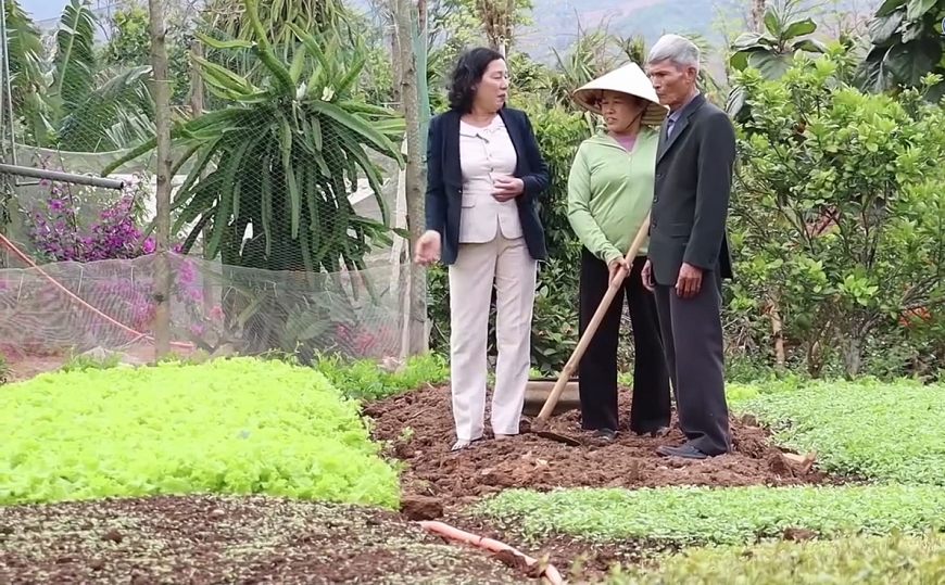 Trưởng thôn Hoàng Thị Hẹn (người đứng ngoài cùng bên trái).