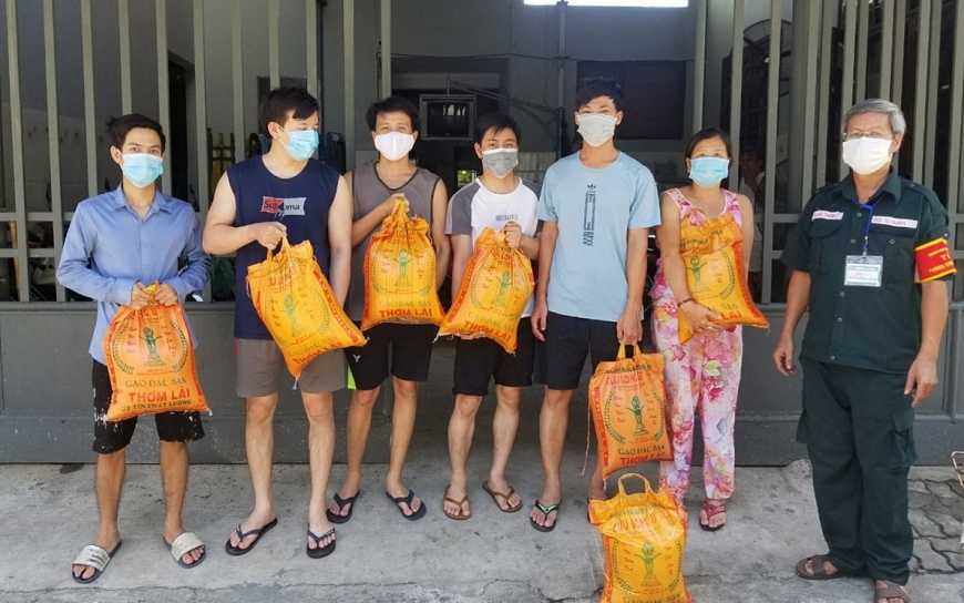 Ông Nguyễn Nam Tuấn tặng quà cho công nhân, sinh viên các khu nhà trọ trong mùa dịch.