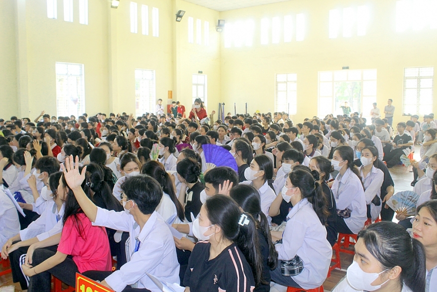 Sôi nổi chương trình tư vấn hướng nghiệp cho học sinh cuối cấp
