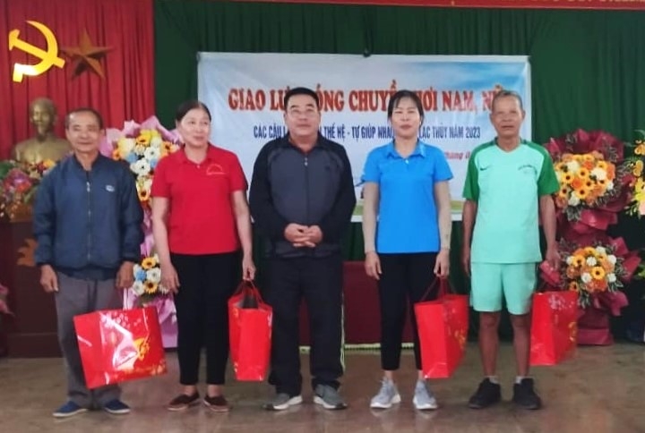 Tặng quà NCT huyện Lạc tHủy nhân dịp Tết Nguyên đán