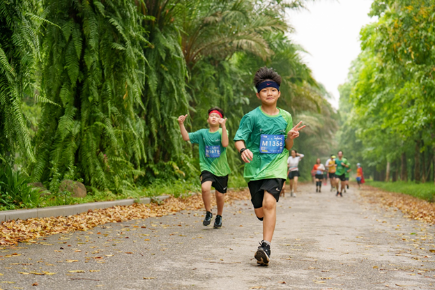 VĐV nhí chinh phục cự ly 6km tại Ecopark Marathon 2024