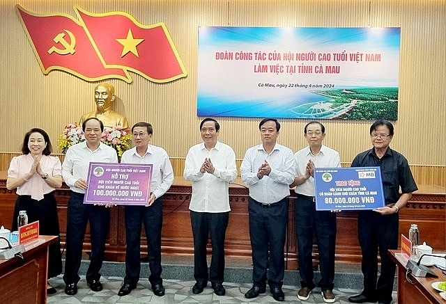 Trung ương Hội NCT Việt Nam hỗ trợ 100 triệu đồng cho hội viên NCT khó khăn về nước ngọt trên địa bàn tỉnh Cà Mau.