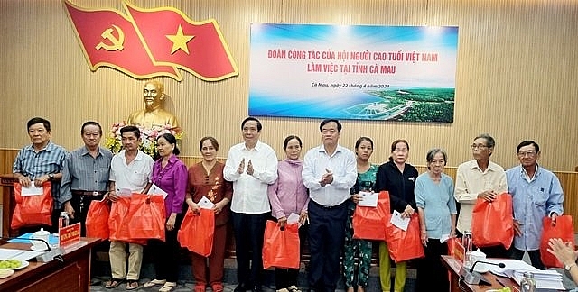 Chủ tịch Nguyễn Thanh Bình và ông Huỳnh Quốc Việt Chủ tịch UBND tỉnh Cà Mau trao tặng 100 suất quà cho hội viên Hội NCT có hoàn cảnh khó khăn trên địa bàn tỉnh Cà Mau