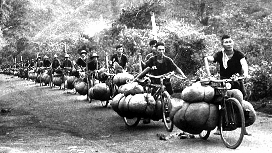 Huy động được lực lượng lớn dân công thồ hàng bằng xe đạp phục vụ cho chiến dịch Điện Biên Phủ.