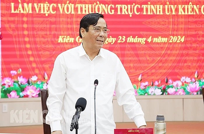 Chủ tịch Ban Chấp hành Trung ương Hội Người cao tuổi Việt Nam Nguyễn Thanh Bình (đứng) phát biểu tại buổi làm việc.