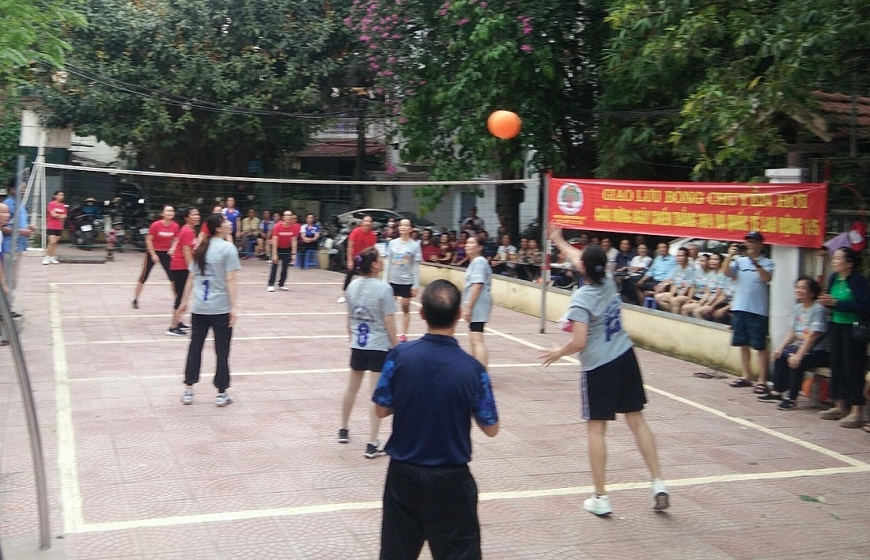 Một trận thi đấu tại giải bóng chuyền hơi NCT phường Phương Liệt.