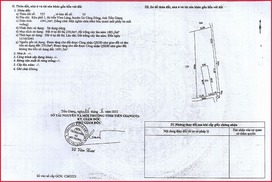 Sổ đỏ ông Lê Văn Ba được “tặng”, trong khi đất trong sổ này đang thuộc chủ quyền sử dụng hợp pháp của hộ gia đình ông Lê Văn Ba. 